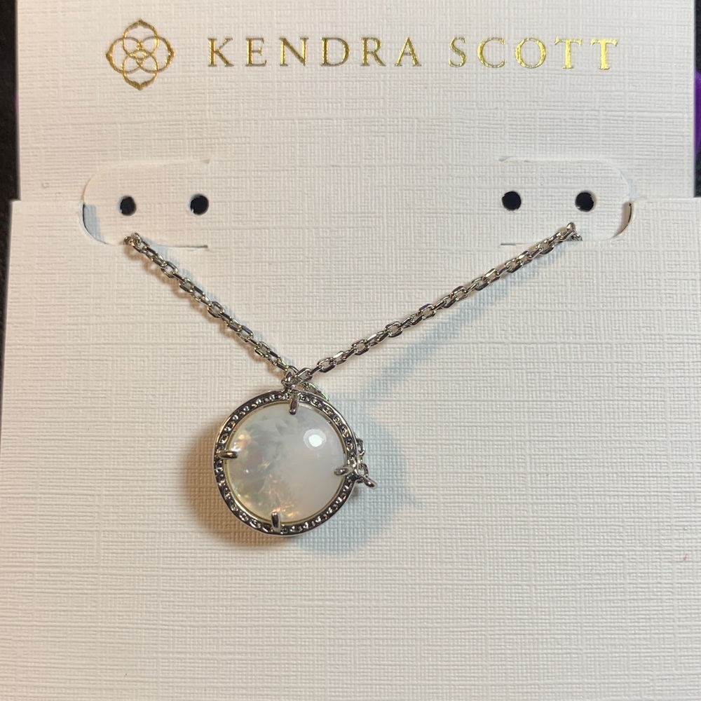 Kendra Scott SILVER mother of pearl Soccer reversible Necklace - Picture 2 of 4